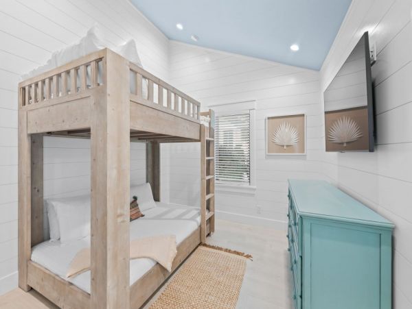Gorgeous 8 Bedroom Vacation Getaway Walk to Beach
