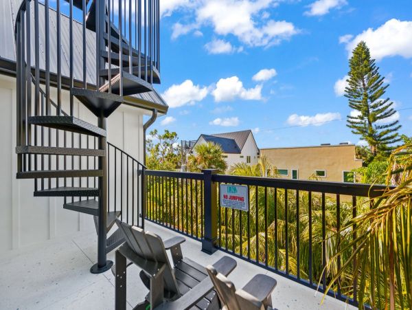 Gorgeous 8 Bedroom Vacation Getaway Walk to Beach