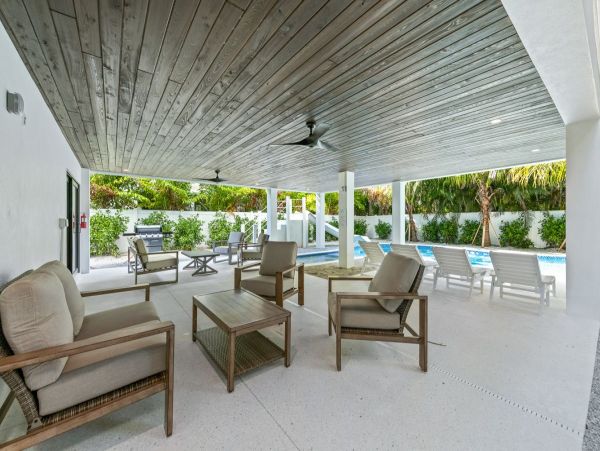 Gorgeous 8 Bedroom Vacation Getaway Walk to Beach