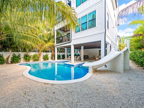 Gorgeous 8 Bedroom Vacation Getaway Walk to Beach