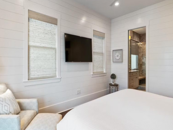 Beautiful 5 Bedroom Vacation Rental Steps from the Beach