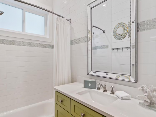 Beautiful 5 Bedroom Vacation Rental Steps from the Beach