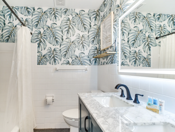 St. Petersburg Four Bedroom Getaway with Private Yard & Hot Tub