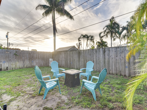 St. Petersburg Four Bedroom Getaway with Private Yard & Hot Tub