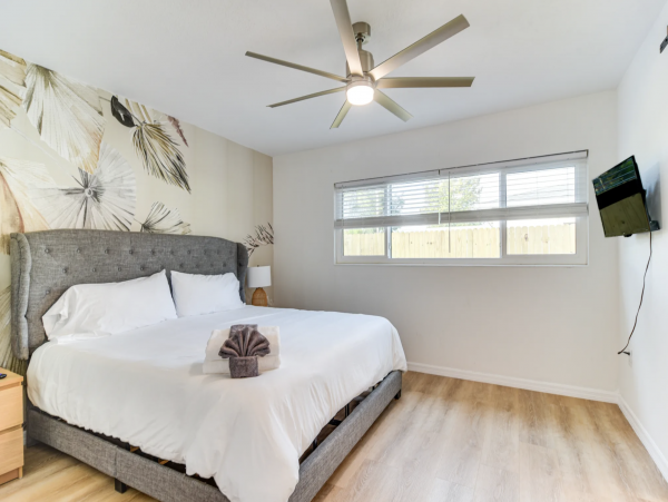 St. Petersburg Four Bedroom Getaway with Private Yard & Hot Tub