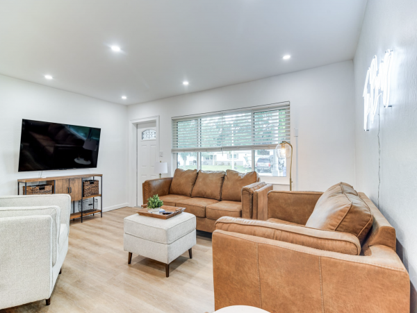 St. Petersburg Four Bedroom Getaway with Private Yard & Hot Tub