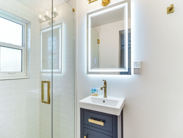 St. Petersburg Four Bedroom Getaway with Private Yard & Hot Tub