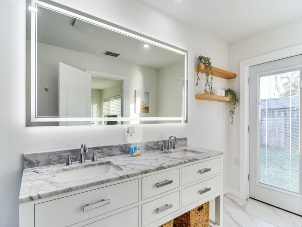 St. Petersburg Four Bedroom Getaway with Private Yard & Hot Tub