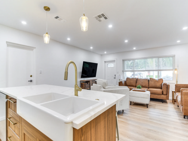St. Petersburg Four Bedroom Getaway with Private Yard & Hot Tub