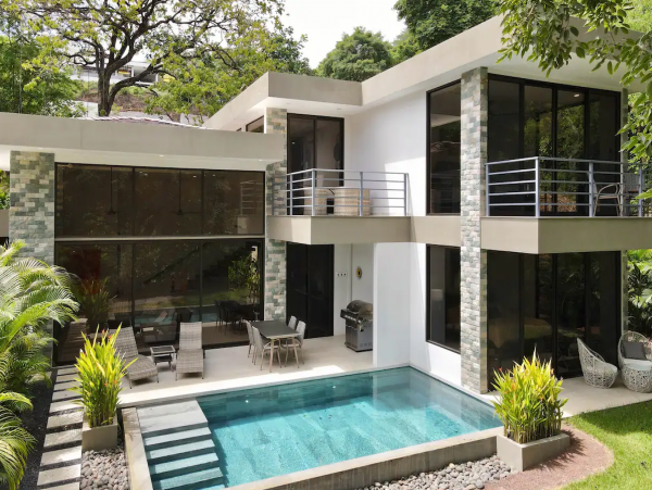 Coco Vacation Home with 4 Bedrooms and Pool