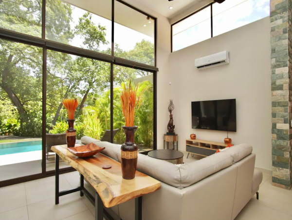 Coco Vacation Home with 4 Bedrooms and Pool