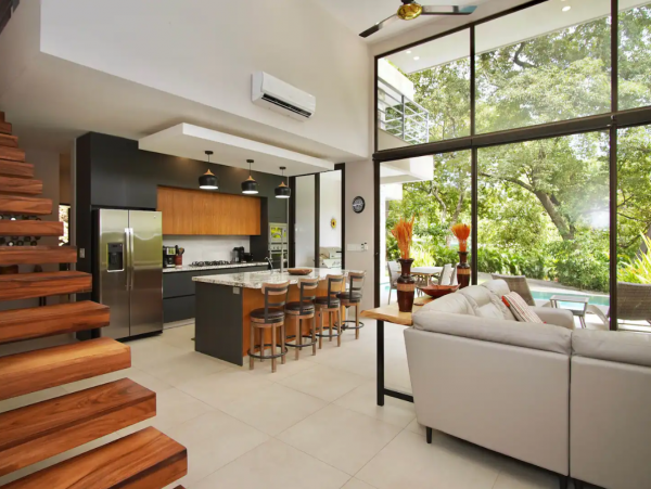 Coco Vacation Home with 4 Bedrooms and Pool
