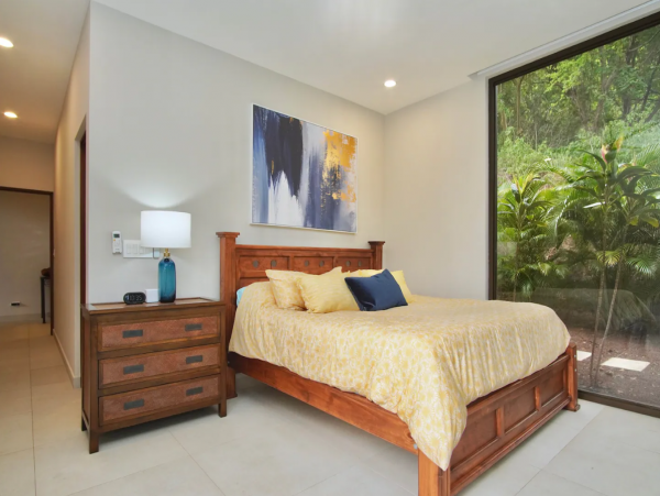 Coco Vacation Home with 4 Bedrooms and Pool