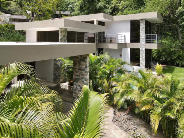 Coco Vacation Home with 4 Bedrooms and Pool