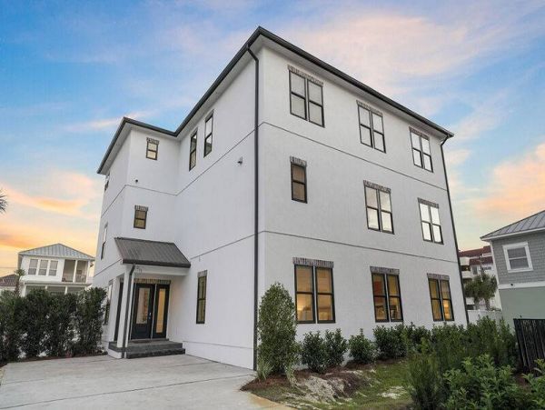 Perfect Coastal Getaway with 9 Bedrooms & Short Walk to Beach