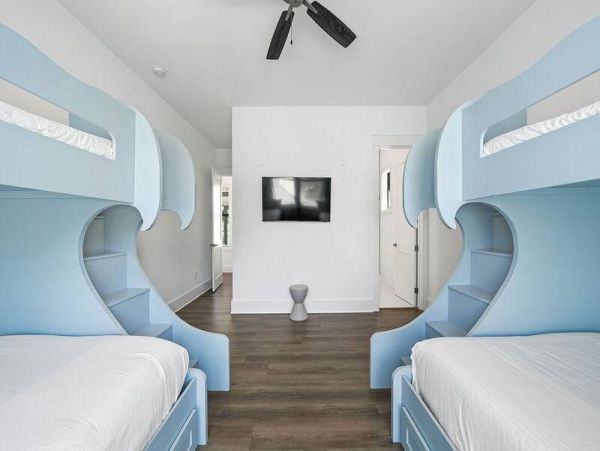 Perfect Coastal Getaway with 9 Bedrooms & Short Walk to Beach