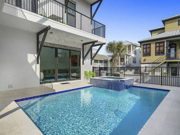 Perfect Coastal Getaway with 9 Bedrooms & Short Walk to Beach