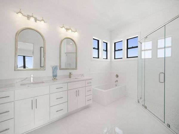 Perfect Coastal Getaway with 9 Bedrooms & Short Walk to Beach