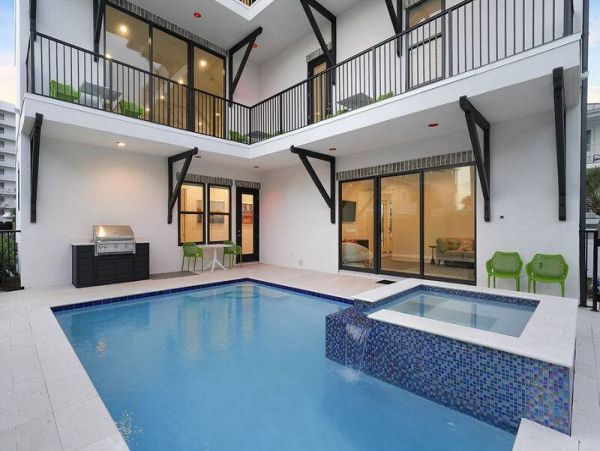 Perfect Coastal Getaway with 9 Bedrooms & Short Walk to Beach