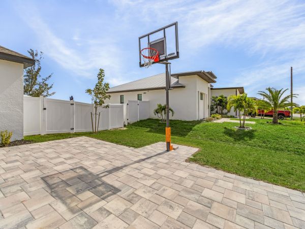 Luxury Canal Front Five Bedroom Vacation Home in Cape Coral