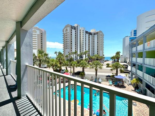 Charming Condo in Clearwater Beach Short Walk to Beach