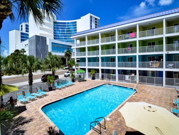 Charming Condo in Clearwater Beach Short Walk to Beach