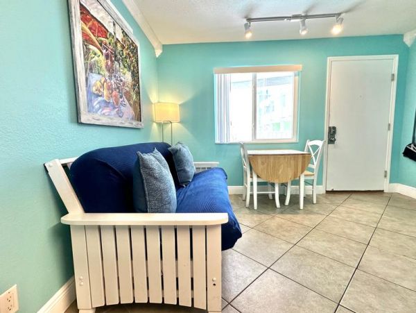 Charming Condo in Clearwater Beach Short Walk to Beach
