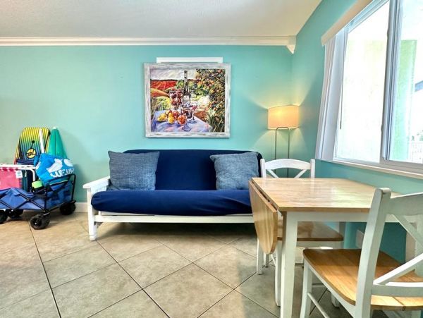 Charming Condo in Clearwater Beach Short Walk to Beach
