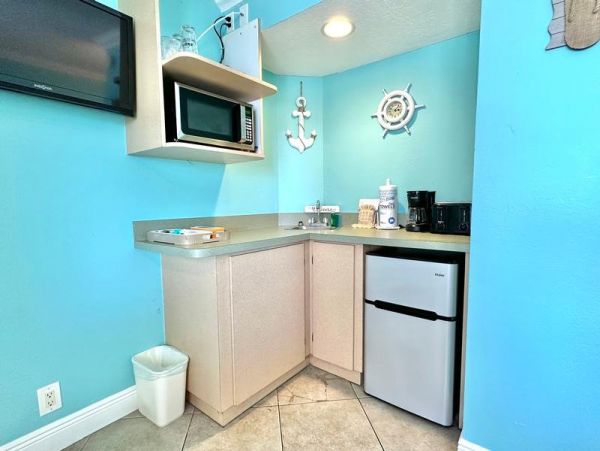 Charming Condo in Clearwater Beach Short Walk to Beach