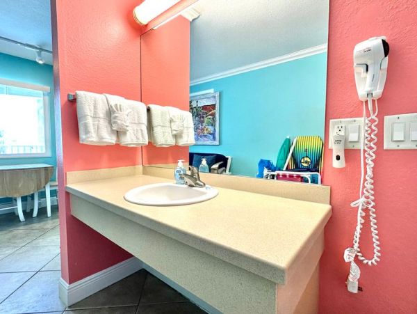 Charming Condo in Clearwater Beach Short Walk to Beach