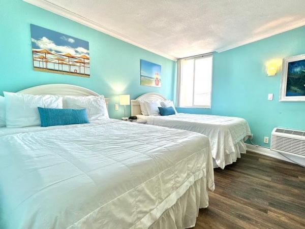 Charming Condo in Clearwater Beach Short Walk to Beach