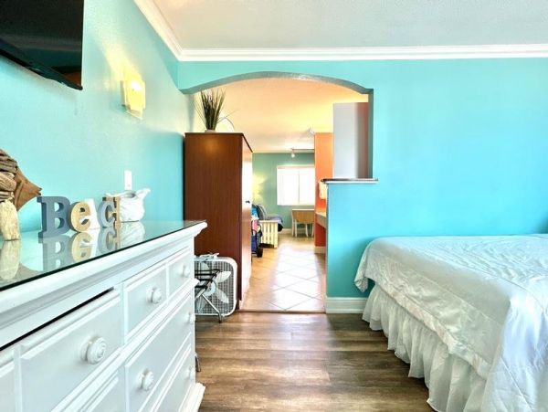 Charming Condo in Clearwater Beach Short Walk to Beach
