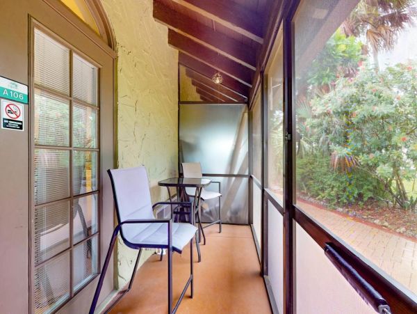 Hotel-Style Studio in Naples with Great Amenities