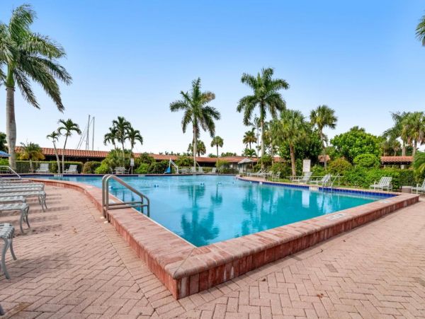 Hotel-Style Studio in Naples with Great Amenities