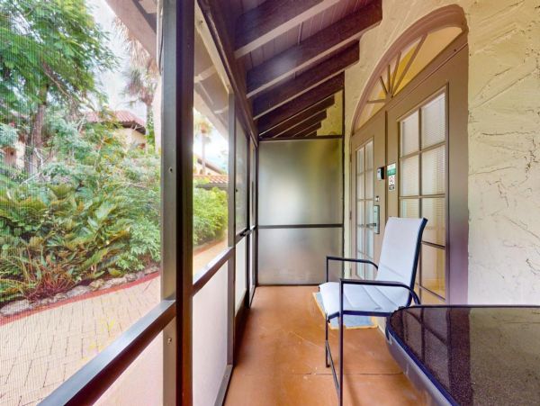 Hotel-Style Studio in Naples with Great Amenities