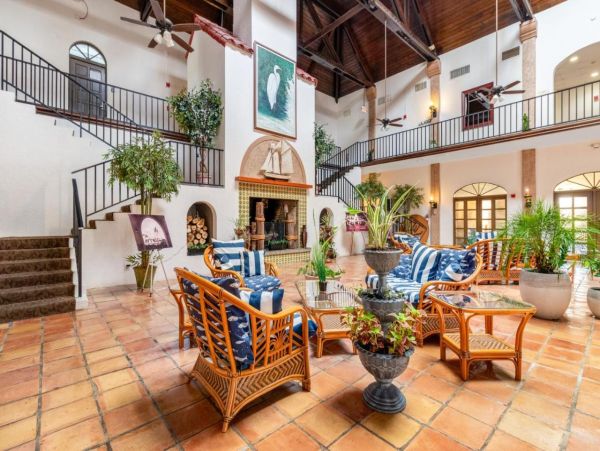Hotel-Style Studio in Naples with Great Amenities