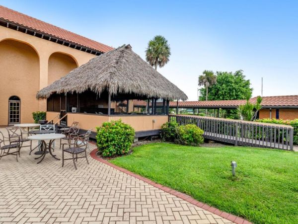 Hotel-Style Studio in Naples with Great Amenities