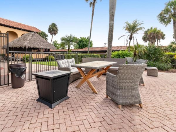 Hotel-Style Studio in Naples with Great Amenities