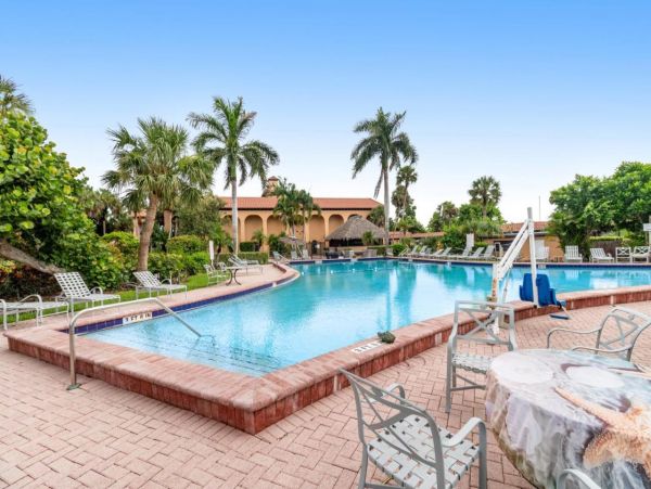 Hotel-Style Studio in Naples with Great Amenities
