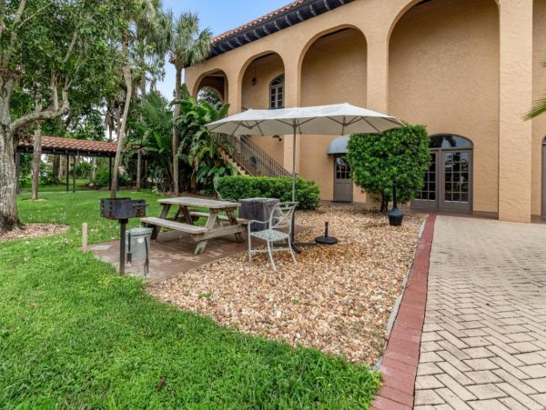 Hotel-Style Studio in Naples with Great Amenities