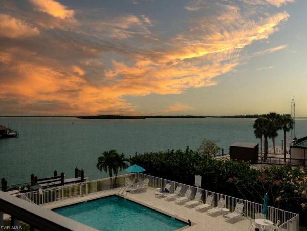 Near Beach Condo 2 Bedroom & Community Pool in Marco Island