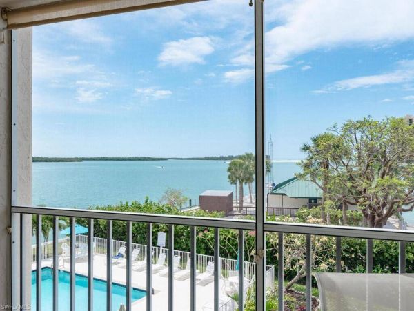 Near Beach Condo 2 Bedroom & Community Pool in Marco Island
