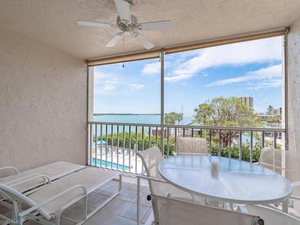 Near Beach Condo 2 Bedroom & Community Pool in Marco Island
