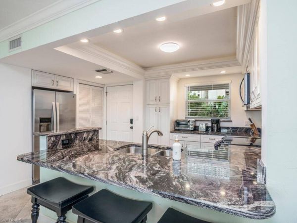 Near Beach Condo 2 Bedroom & Community Pool in Marco Island