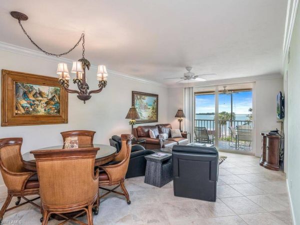 Near Beach Condo 2 Bedroom & Community Pool in Marco Island