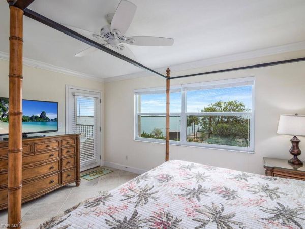 Near Beach Condo 2 Bedroom & Community Pool in Marco Island