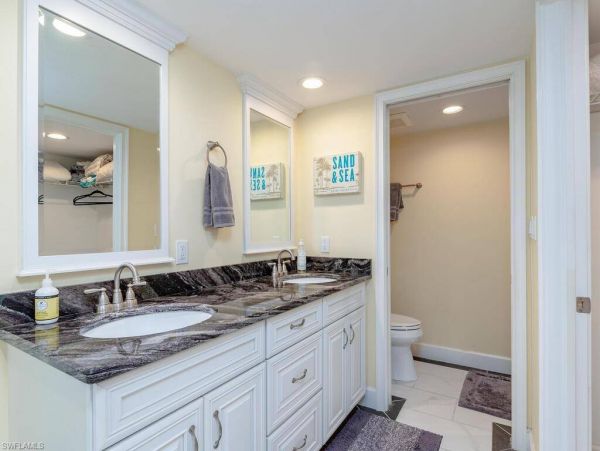 Near Beach Condo 2 Bedroom & Community Pool in Marco Island