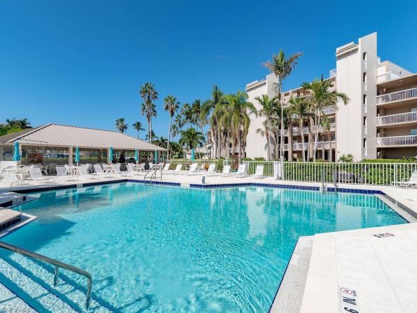 Near Beach Condo 2 Bedroom & Community Pool in Marco Island