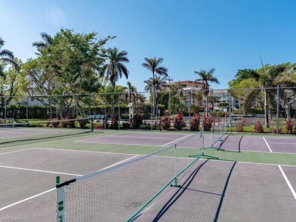 Near Beach Condo 2 Bedroom & Community Pool in Marco Island