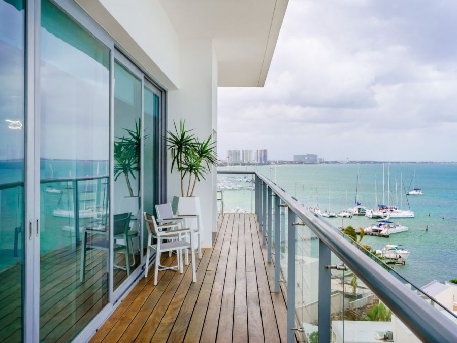 Oceanfront Five Bedroom Vacation Condo with Stunning Vistas